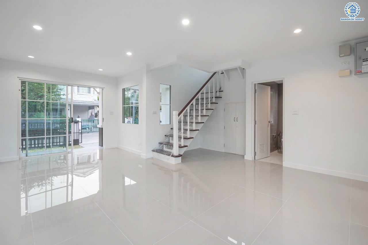 บ้านมือสองตกแต่งใหม่ โครงการ ชลลดา วัดลาดปลาดุก คุณภาพระดับ L&H บนเนื้อที่ 51.3 ตร.ว. ฟังก์ชัน 3 ห้องนอน 2 ห้องน้ำ 1 ที่จอดรถ บนทำเลศักยภาพ เชื่อมต่อหลายเส้นทาง ใกล้รถไฟฟ้าสายสีม่วง "สถานีคลองบางไผ่" และเซ็นทรัลเวสท์เกต...